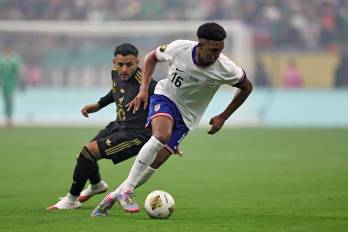El jugador estadounidense, Alex Freeman (der.) durante la final de la Copa Oro ante México.