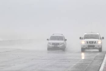 Dos autos transitan durante la intensa lluvia en el puerto de Veracruz (México). Imagen de archivo. EFE/Ulises Ruiz Basurto