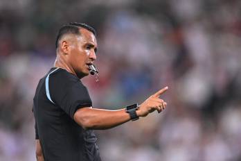 El árbitro salvadoreño, Iván Barton.