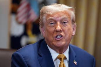Donald Trump endurece su postura comercial mientras negocia nuevos acuerdos con la Unión Europea, Asia y América Latina, bajo la amenaza de aranceles recíprocos.