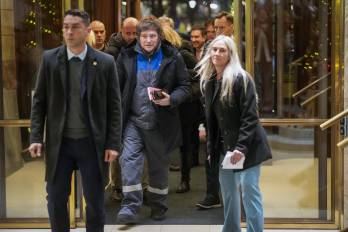 El presidente argentino Javier Milei (C) llega al Grand Hotel en Oslo, Noruega.