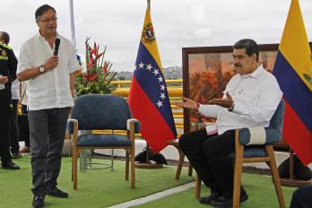 Fotografía de archivo del 16 de febrero de 2023 que muestra al presidente de Colombia Gustavo Petro (i), hablando durante una reunión con el presidente de Venezuela, Nicolás Maduro, en el Puente Internacional Atanasio Girardot, que comunica a Colombia con Venezuela.