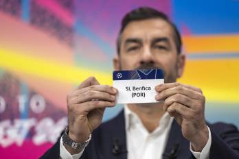 El exjugador y embajador francés Robert Pires muestra un boleto del Benfica durante el sorteo de la fase de play-off de la ronda eliminatoria de la UEFA Champions League.