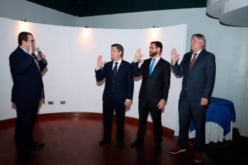 Joaquín De Obarrio juramenta a Andrés V. Mejía (d), Gian Carlo Salas (c) y Belisario Porras (d).
