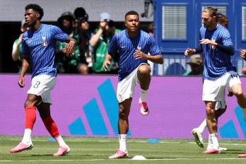 El mediocampista de Francia, Aurélien Tchouaméni (08), el delantero Kylian Mbappé (10) y el mediocampista Adrien Rabiot (14) realizan ejercicios de calentamiento antes del partido del Grupo I de la Copa Mundial de la FIFA 2026 entre Francia y Senegal, en el estadio de Nueva York/Nueva Jersey.