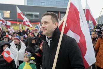 El jefe de Gobierno de Groenlandia (Naalakkersuisut), Jens-Frederik Nielsen, sostiene una bandera groenlandesa mientras participa en una manifestación frente al consulado de Estados Unidos en Nuuk, Groenlandia, el 17 de enero de 2026.