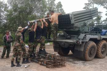 Soldados camboyanos recargan el lanzacohetes múltiple BM-21 en la provincia de Preah Vihear el 24 de julio de 2025.