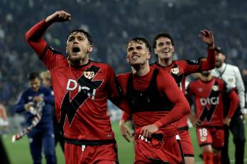 Los jugadores del Rayo Vallecano celebran tras ganar el partido de vuelta de las semifinales de la UEFA Conference League contra el Estrasburgo.