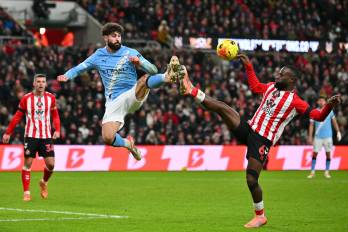 El defensor del Manchester City, Joško Gvardiol (izq.) durante un partido contra el Sunderland.