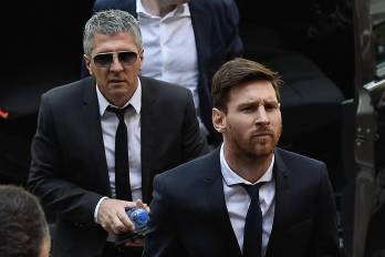 La estrella del fútbol del Barcelona, Lionel Messi (derecha), y su padre, Jorge Horacio Messi, llegan al tribunal el 2 de junio de 2016 en Barcelona.