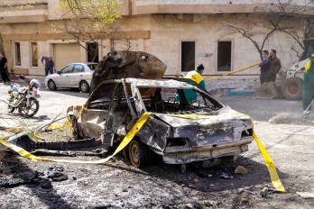 En esta imagen obtenida de la agencia de noticias iraní ISNA, se observa cinta amarilla desplegada para asegurar el área tras un ataque en un vecindario de Teherán el 28 de febrero.