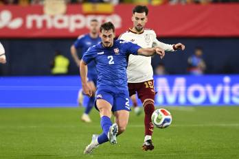 El defensa de la selección Serbia, Ognjen Mimovic (izq.) y el centrocampista de España, Alex Baena.