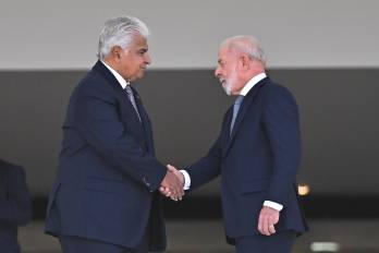 El presidente de Brasil, Luiz Inácio Lula da Silva (d), recibe a su homólogo de Panamá, José Raúl Mulino este 28 de agosto de 2025, en el Palacio del Planalto en Brasilia (Brasil).