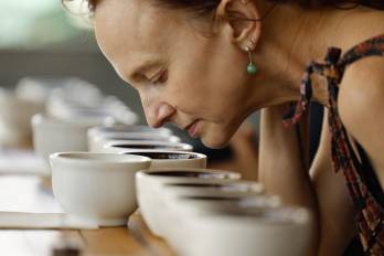 Una mujer participa en una cata de café el 17 de julio de 2025, en la Hacienda La Esmeralda, en el pequeño pueblo de Boquete (Panamá).