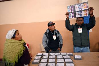 Personal electoral cuentan votos tras el cierre de una mesa de votación durante las elecciones presidenciales en La Paz.