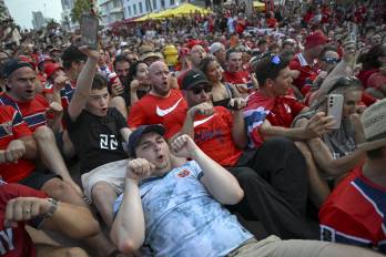 Aficionados noruegos realizan la celebración del “Viking Row” durante una reunión en Ocean Drive, en Miami Beach, el 10 de julio de 2026, en la víspera del partido de cuartos de final del Mundial de Fútbol 2026 entre Noruega e Inglaterra.