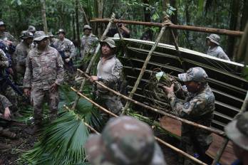 Integrantes de las tropas de Estados Unidos y Panamá participan en un entrenamiento este jueves, en inmediaciones a la Base Aeronaval Almirante Cristóbal Colón, en Sherman (Panamá).