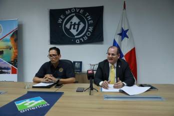 Rogelio Marquínez, secretario general de la Unión de Capitanes y Oficiales de Cubierta de la ACP, junto a su abogado, Roberto Ruiz Díaz.