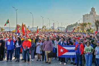 Cubanos se reúnen en La Habana el 3 de enero de 2026 para apoyar al líder venezolano Nicolás Maduro, tras su captura por parte de las fuerzas estadounidenses.