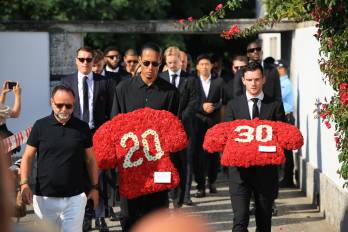 Los jugadores del Liverpool Virgil van Dijk (centro) y Andrew Robertson llevan ofrendas florales en el funeral del jugador de fútbol portugués Diogo Jota y su hermano Andre Silva, en Gondomar, Portugal.