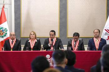 El presidente del Jurado Nacional de Elecciones (JNE), Roberto Burneo (c), habla este domingo durante la ceremonia de proclamación de resultados de las fórmulas que buscarán la jefatura de Estado para el período 2026-2031 en Lima (Perú).