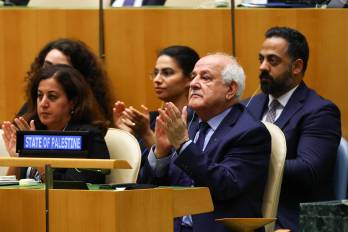 El embajador palestino ante la ONU, Riyad Mansour (2.ª der.), aplaude al presidente francés, Emmanuel Macron (fuera de plano), al concluir su discurso durante la Cumbre de las Naciones Unidas sobre los Palestinos.