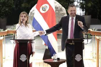 La presidenta de Costa Rica, Laura Fernández, y el expresidente Rodrigo Chaves.