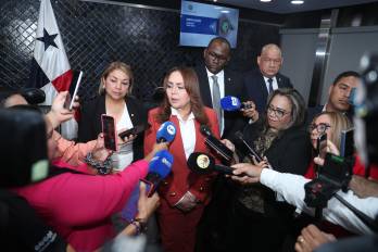Dana Castañeda es reelecta como presidenta de la Comisión de Credenciales.