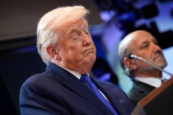 El presidente de Estados Unidos, Donald J. Trump, acompañado por el secretario de Comercio Howard Lutnick (R), habla sobre la decisión del Tribunal Supremo de anular la mayoría de sus aranceles.