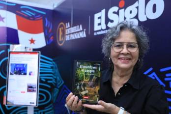 Ivette Camargo López con su obra “El mundo en el parque”.