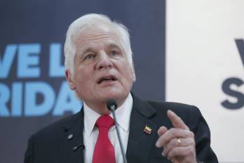 El exprecandidato a la Presidencia de Colombia Miguel Uribe Londoño habla durante una rueda de prensa este martes, en Bogotá (Colombia).