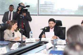 Eduardo Gaitán (c) presidente de la Comisión de Economía y Finanzas de la Asamblea Nacional.