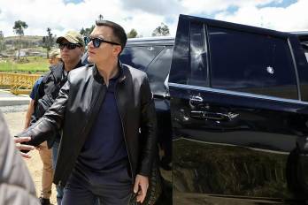 Esta fotografía, distribuida por la Presidencia de Ecuador, muestra a Noboa junto a uno de los vehículos del convoy en el que viajaba cuando fue atacado a tiros en Cañar, Ecuador, este 7 de octubre.