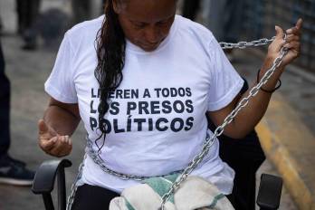 Una persona se encadena para protestar por el incumplimiento de la promesa hecha por el presidente del Parlamento, Jorge Rodríguez, sobre la liberación de todos los detenidos en Caracas (Venezuela).
