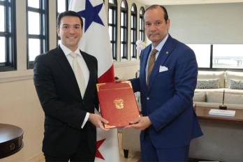 El canciller Javier Martínez-Acha Vásquez (derecha) durante el acto de entrega de credenciales al embajador Ernesto Méndez Chiari (izquierda).