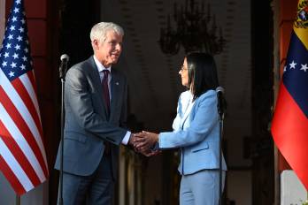El secretario de Energía de EE. UU., Chris Wright (izq.), estrecha la mano de Delcy Rodríguez durante una conferencia de prensa tras una reunión en el Palacio Presidencial de Miraflores, Caracas, el 11 de febrero de 2026.