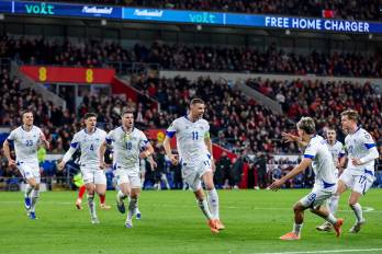 Jugadores de la selección de Bosnia y Herzegovina celebrando un gol.