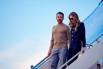 Donald Trump Jr., hijo del presidente de Estados Unidos, Donald Trump, y su novia, Bettina Anderson, llegan a la Base de la Fuerza Aérea Andrews en Maryland.