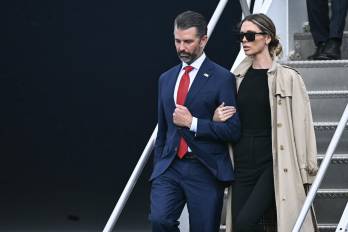 Donald Trump Jr. y su esposa Bettina (derecha) descienden del Air Force One a su llegada, junto al presidente de Estados Unidos, Donald Trump, al aeropuerto de Shannon, en Shannon, oeste de Irlanda, el 12 de septiembre de 2026.