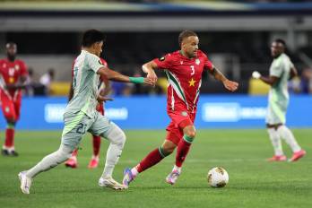 El jugador de la selección de Surinam, Liam van Gelderen (der.).