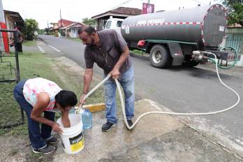 El agua es potable es distribuida en camiones cisterna.