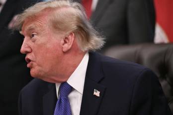 La agencia AP reportó que las medidas anunciadas por la administración Trump alcanzan a 27 funcionarios.