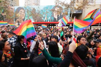Integrantes de la comunidad LGBTQA+ participan en la XXV Marcha del Orgullo por el “nulo avance y retroceso en derechos humanos LGBTQA+”, en Santiago (Chile).