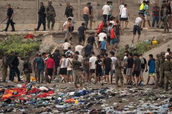 Las autoridades españolas informaron que cerca de 37.500 personas ya habían regresado a Marruecos, mientras continúan las labores de control y vigilancia en la frontera.