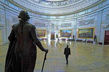 Un miembro del personal camina por una Rotonda vacía en el Capitolio de los Estados Unidos en Washington, DC, EE. UU., el 10 de octubre de 2025.