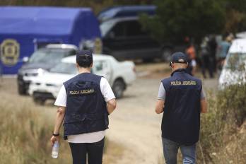 Las autoridades portuguesas de la Policía Judicial (PJ), unidad de investigación criminal, trabajan durante una nueva operación de búsqueda en el marco de la investigación por la desaparición de Madeleine McCann.