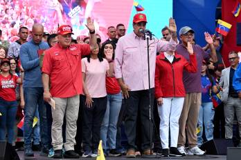 El presidente venezolano, Nicolás Maduro (C), juramentó a los comités comunitarios organizados por el gobierno durante un mitin en Caracas ayer lunes.