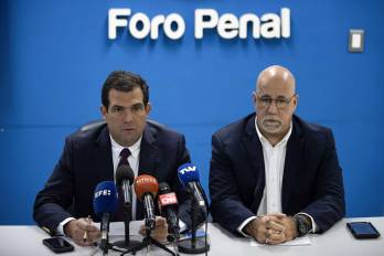 El presidente la ONG Foro Penal, Alfredo Romero (i), junto al director y vicepresidente de la organización, Gonzalo Himiob.