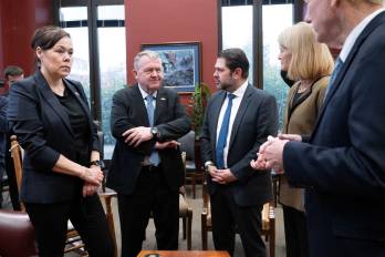 La ministra de Asuntos Exteriores de Groenlandia, Vivian Motzfeldt (izq.), y el ministro de Asuntos Exteriores de Dinamarca, Lars Lokke Rasmussen (2.º por la der.), se reúnen con el senador estadounidense Rubén Gallego (centro), la senadora estadounidense Lisa Murkowski (2.ª por la der.), y el senador estadounidense Angus King (der.),, en el Capitolio en Washington, D.C., el 14 de enero de 2026.