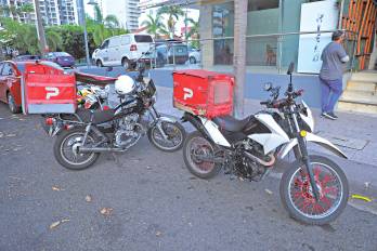 Motorizados de PedidosYa mantienen el paro iniciado el 13 de abril en rechazo al modelo de pago por kilometraje, que —según denuncian— reduce sus ingresos.